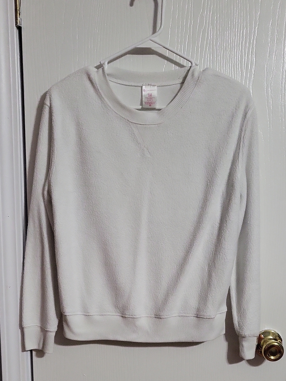 Sweatshirt-No Boundaries White Crewneck #1433